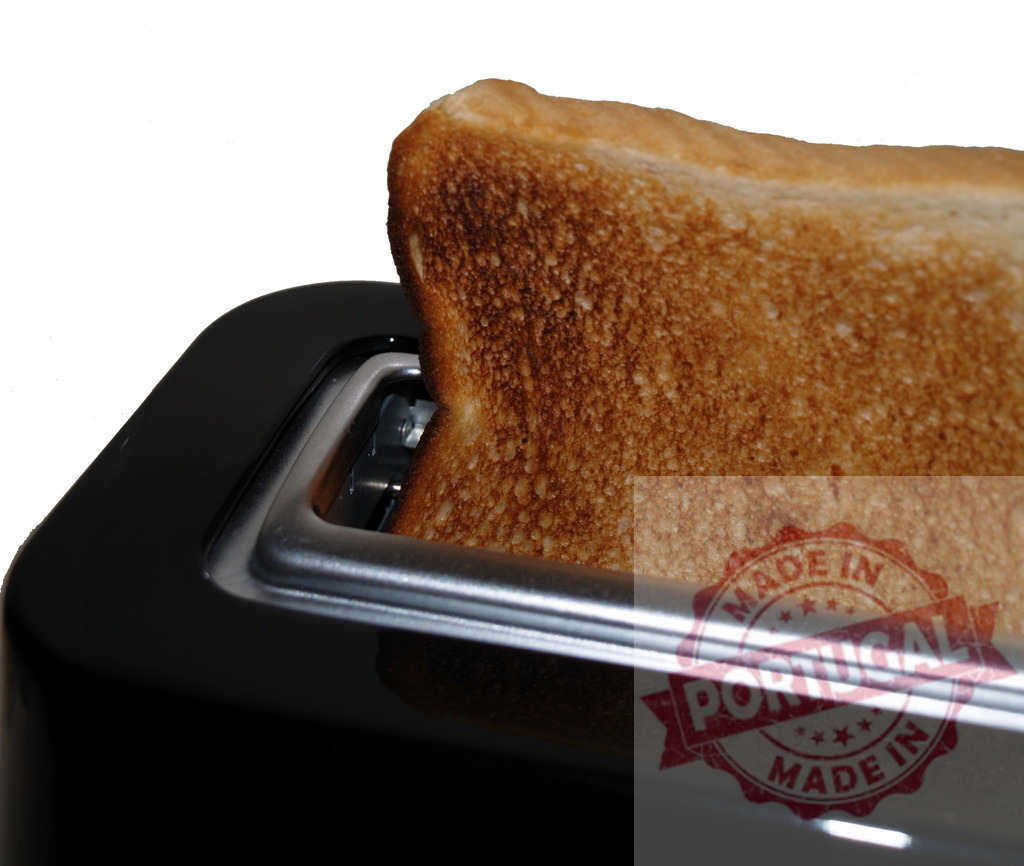 Toaster preparing golden brown toast for breakfast | Toaster preparing a slice of golden brown toast, isolated on white - Realisiert mit Pictrs.com