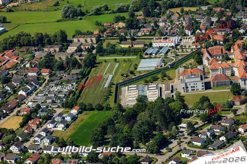 Das Luftbild der Stadt Aichach wurde 2022 vom Flugzeug heraus erstellt (keine Drohnen-Aufnahmen) Aufnahmehöhe ca.450 Meter- hohe Bildauflösung und Druck-Qualität. Garantiert!