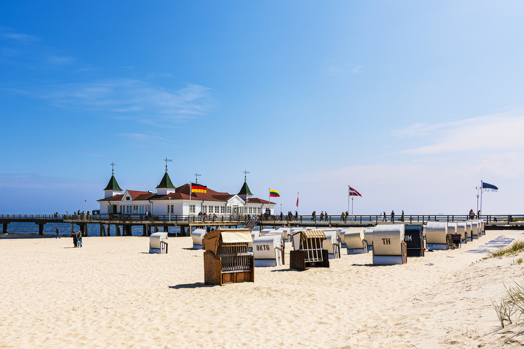 Die Seebrücke und Strandkörbe in Ahlbeck auf der Insel Usedom | Die Seebrücke und Strandkörbe in Ahlbeck auf der Insel Usedom.