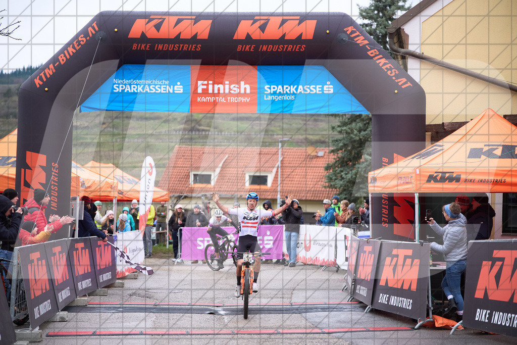 34. KTM Kamptal Trophy 1, FOIDL Maximilian (AUT), Men Elite, KTM FACTORY MTB TEAM bei der knappen Zielankunft vor 3, BAIR Mario (AUT), Cabtech racing team | ZÖBING, Österreich – 2026-03-29: 34. KTM Kamptal Trophy1, FOIDL Maximilian (AUT), Men Elite, KTM FACTORY MTB TEAM bei der knappen Zielankunft vor 3, BAIR Mario (AUT), Cabtech racing teamFoto: © 2026 Martin Bihounek - MB Creative e.U.