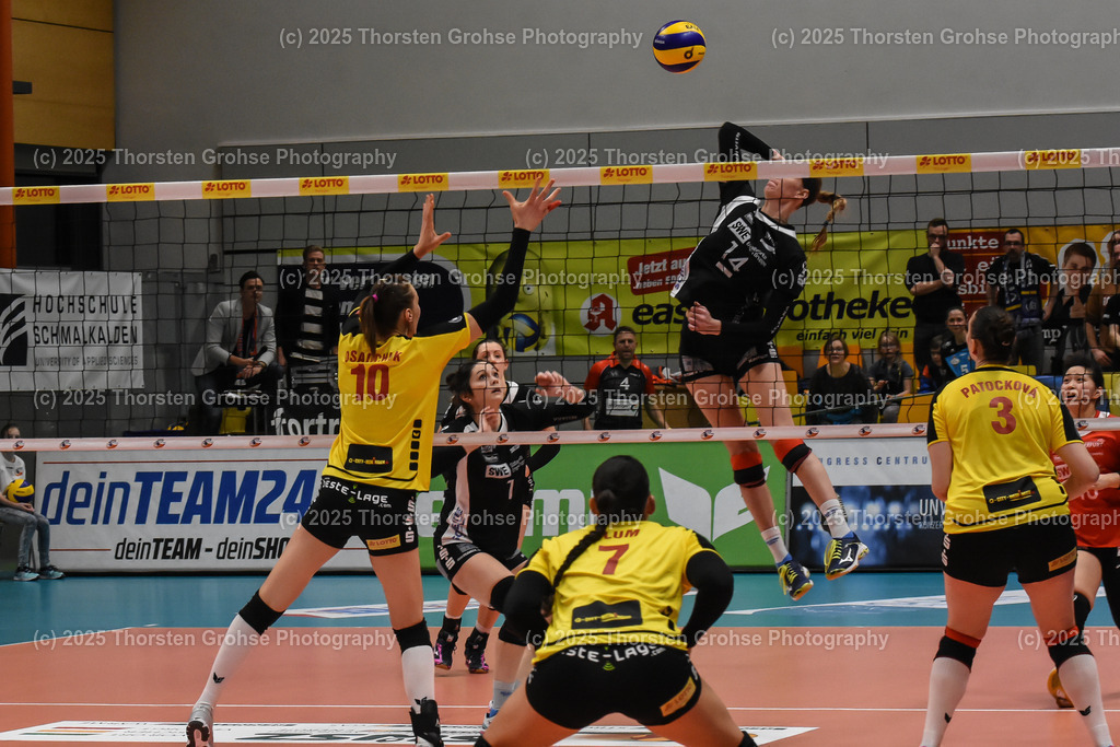 VBL VFB Suhl vs. SCHWARZ-WEISS Erfurt | (VFB Suhl) in Gelb, (Schwarz-Weiss Erfurt) in Schwarz, Evyn Kaelee McCoy #14 (Schwarz-Weiss Erfurt); VBL VFB Suhl vs. SCHWARZ-WEISS Erfurt, Volleyball-Bundesliga Frauen am 17.02.2018 in der Multihalle in Meiningen, (Deutschland) - Realisiert mit Pictrs.com