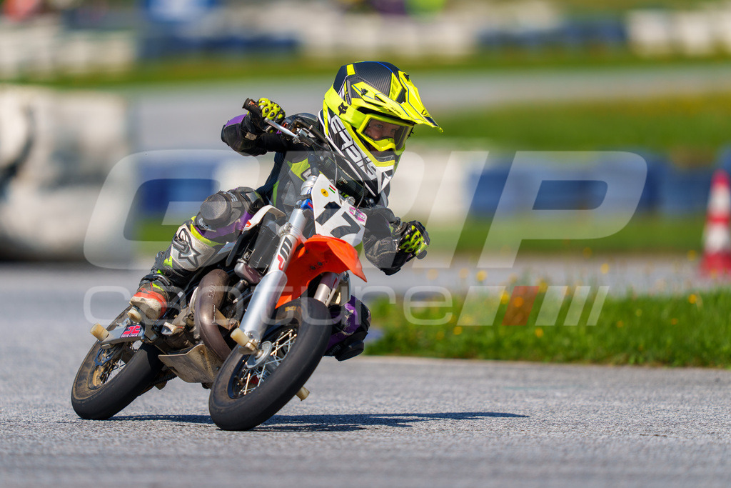 G-Cup + Supermoto Staatsmeisterschaft + Hungarian Supermoto Championship | GRIPcapture steht für authentische Sportfotografie in Österreich – für Momente, die mehr sind als Geschwindigkeit oder Ergebnis. Es geht um Emotion, Spannung, Fokus und den Augenblick, der oft nur einen Wimpernschlag dauert.Ob Motorsport, Teamsport oder 