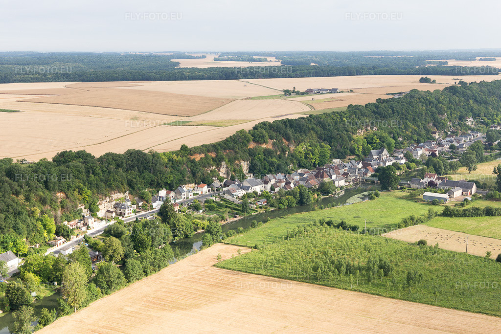 Vue aérienne: Vue de la ville à Saint-Rimay dans le département Loir et Cher, France. Photo: IMG_101137.jpg prise le 24/06/2017 par Werner Riehm/FLY-FOTO.euRésolution de l'original: 5472 x 3648 px