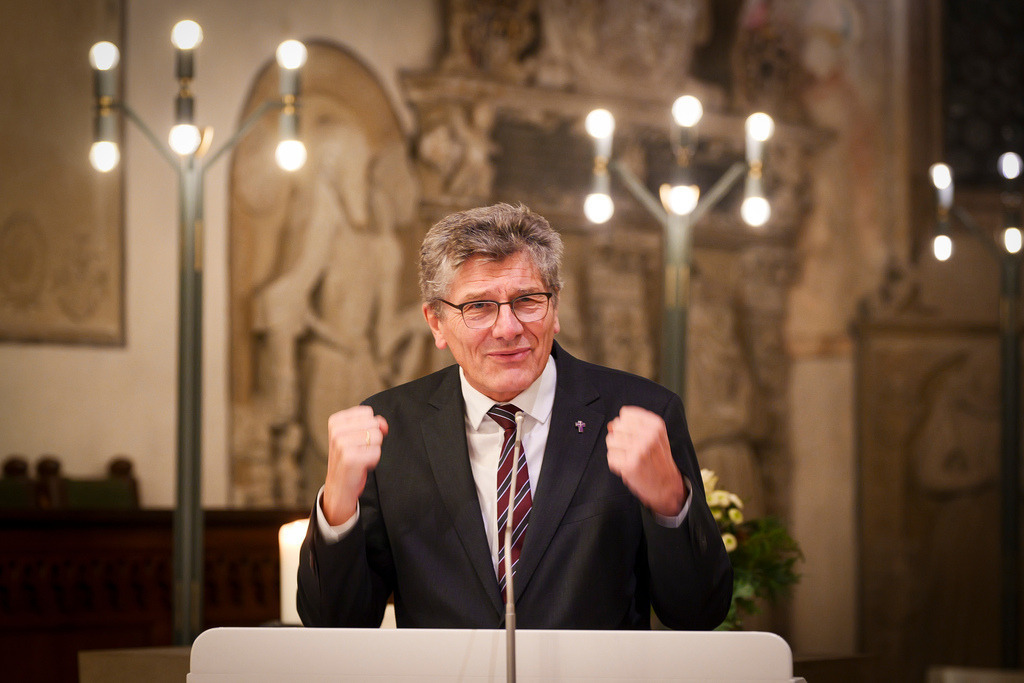Energieforum | Hemmingen - In Hemmingen, Vorreiter bei der Energiewende, findet das 4. Energieforum mit unter anderem dem Landesbischof statt. Gerade der geplante Windpark nördlich der Gemeinde steht im Spannungsfeld zwischen Ökonomie und Bewahrung der Schöpfung. Mit unter anderem Bischof Ernst-Wilhelm Gohl , Bürgermeister Thomas Schäfer und Moderator Rafael Binkowski - Realisiert mit Pictrs.com