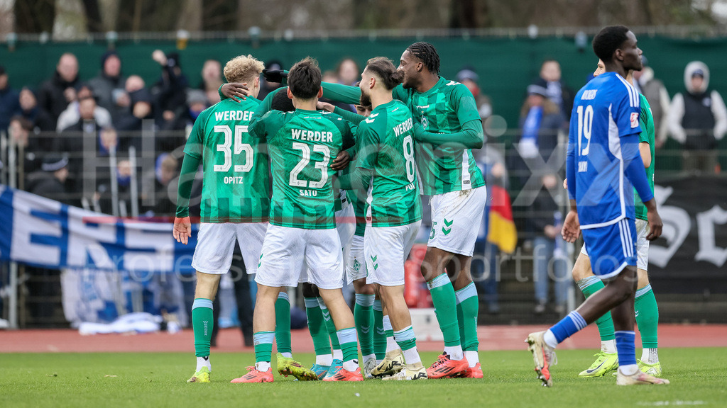 Fussball, Regionalliga Nord, SV Werder Bremen II - BSV Kickers Emden | v.li.: Spieler des SV Werder Bremen mit Torjubel, Jubel, jubeln, jubelt, optimistisch, Spielszene, Highlight, Freude über das Tor zum 1:0
