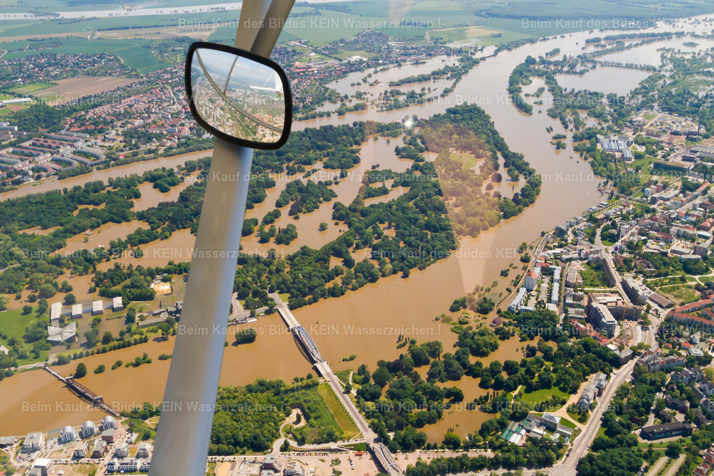 content_Hochwasser 2013 9568 | Aktuell wird im City Carrè die Ausstellung "Magdeburg von ganz oben" mit Luftbildern der Stadt präsentiert. Diese Ausstellung zeigt Luftaufnahmen der Stadt, die die Entwicklung Magdeburgs über die Jahre dokumentieren.&nbsp; Die Ausstellung "Magdeburg von ganz oben" läuft vom 5. bis 30. Mai 2025
 - Realisiert mit Pictrs.com