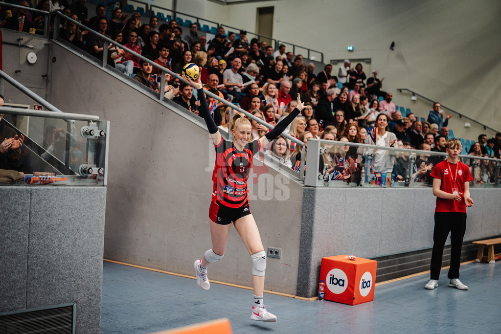 Volleyball | Frauen | Saison 2025/2026 | Volleyball Bundesliga | ETV Hamburger Volksbank Volleys vs. VC Wiesbaden | 14.03.2026 | Anna Hartig (#5, ETV Hamburger Volksbank Volleys) beim Einlauf in die Arena