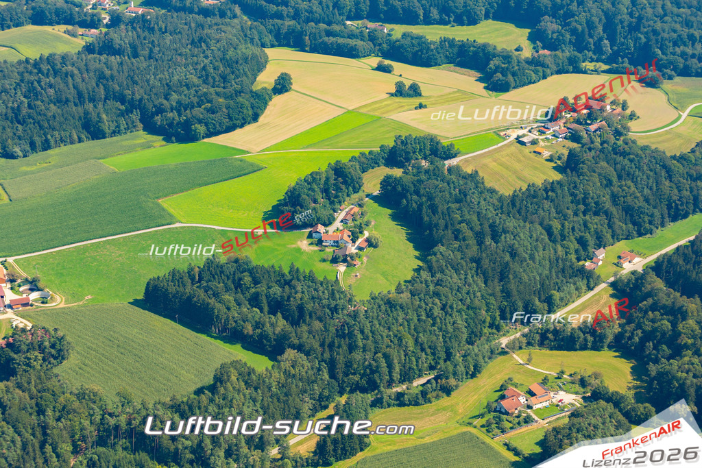 Das Luftbild zeigt : Illenberg Reischach - Die Luftaufnahme wurde 2024 vom UL-Flugzeug aus erstellt ( keine Drohne ) - Hochauflösende Luftaufnahme - Für grossformatige Ausdrucke geeignet. Die Geschenkidee !Mit Lizenz und Bildrechte bestellbar