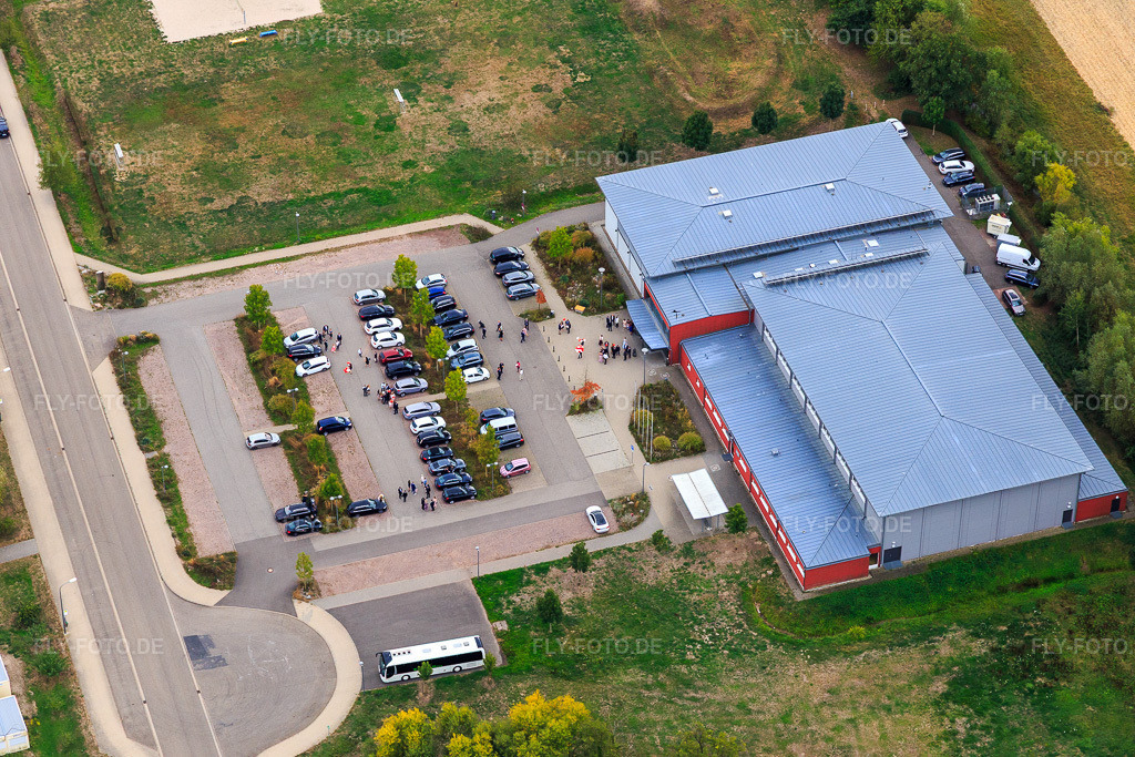 Luftbild: Bienwaldhalle in Kandel im Bundesland Rheinland-Pfalz in Deutschland. Foto: IMG_111994.jpg vom 06.10.2018 durch Werner Riehm/FLY-FOTO.de