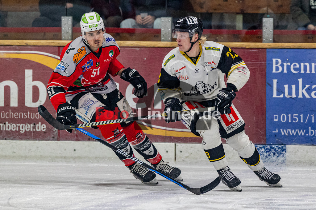 TSV Peißenberg Miners vs EA Schongau Mammuts | Eishockey Bayernliga 2023/2024, TSV Peißenberg Miners vs EA Schongau Mammuts, 20231215,
Duell zwischen Ville SALORANTA (Mammuts 23) und Maximilian BRAUER (Miners 51),
2023-12-15 in Peißenberg (Eisstadion)
23 Ville SALORANTA (Mammuts 23), 51 Maximilian BRAUER (Miners 51)
Copyright: WolfgangxLindner foto-lindner.de