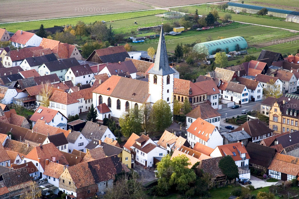 Luftbild: Kirche an der Lange Straße in Ottersheim bei Landau im Bundesland Rheinland-Pfalz in Deutschland. Foto: IMG_4628.jpg vom 10.11.2006 durch Werner Riehm/FLY-FOTO.de