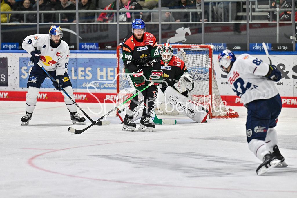 Augsburger Panther - EHC RB München | v. l. Tobias RIEDER (EHC RB Muenchen 8), Maximilian RENNER (Augsburger Panther #58), Strauss MANN (Augsburger Panther #38), Christopher DESOUSA (EHC RB Muenchen 82) / DEL: Augsburger Panther - EHC RB Muenchen, Curt Frenzel Stadion am 16.01.2025