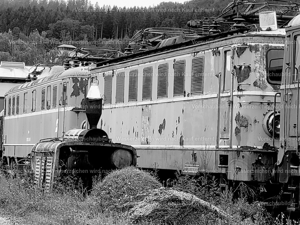 Alteisen | abgestellte ÖBB Loks zur Aufbereitung  im Eisenbahnmuseum Ampfelwang bei Salzburg - Realisiert mit Pictrs.com