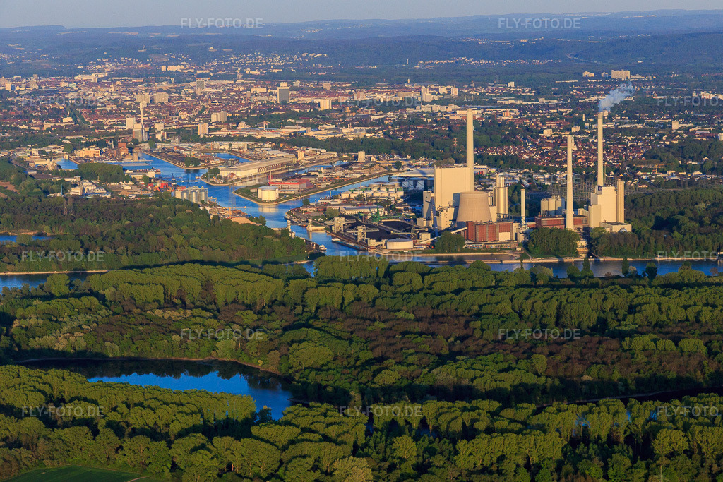 Luftbild: Karlsruher Rheinhäfen jenseits des Rheins mit EnBW Energie Baden-Württemberg AG, Rheinhafen-Dampfkraftwerk Karlsruhe am Abend aus Westen im Ortsteil Daxlanden in Karlsruhe im Bundesland Baden-Württemberg in Deutschland. Foto: IMG_099248.jpg vom 23.04.2017 durch Werner Riehm/FLY-FOTO.deWWW.ENBW.COM