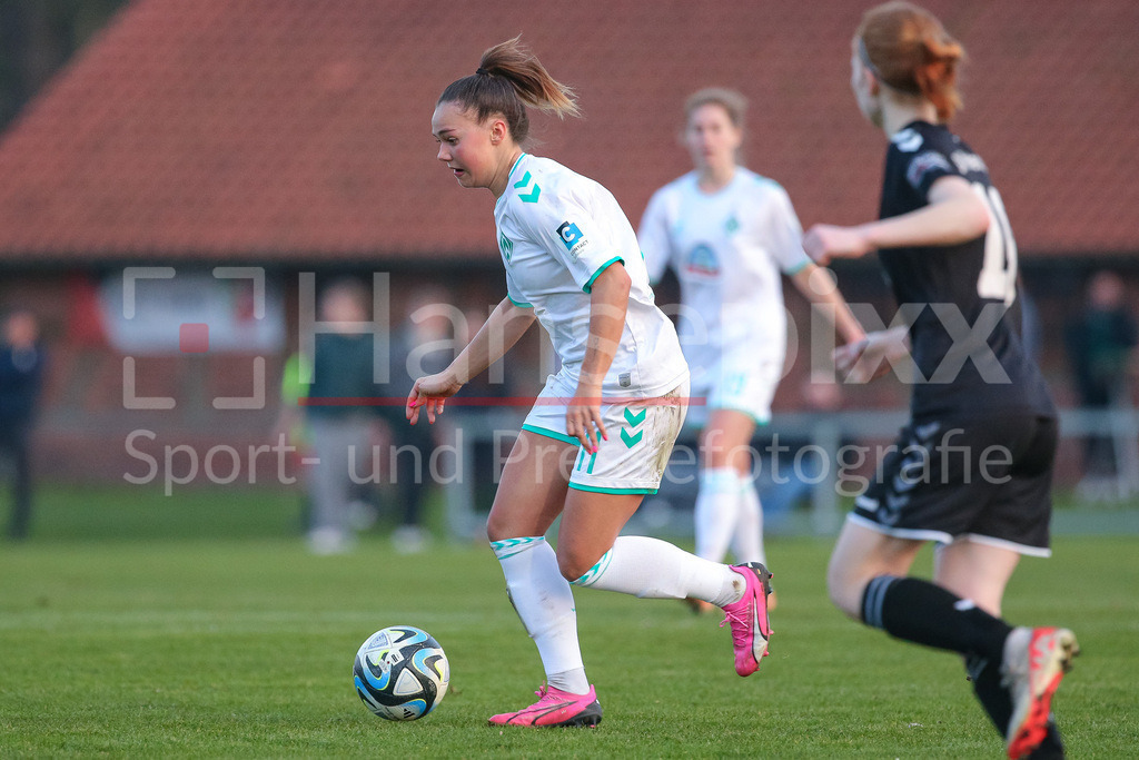 Fussball, Testspiel Frauen, SV Henstedt-Ulzburg - SV Werder Bremen | v.li.: Maja Sternad (SV Werder Bremen, 11) am Ball, Einzelbild, Ganzkörper, Aktion, Action, Spielszene