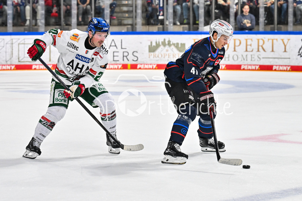 Nürnberg Ice Tigers - Augsburger Panther | Im Duell Cody KUNYK (Augsburger Panther #20) und Jakob WEBER (Nürnberg Ice Tigers 41) / Zweikampf / DEL: Nürnberg Ice Tigers - Augsburger Panther; PSD Bank Nürnberg ARENA am 12.09.2025