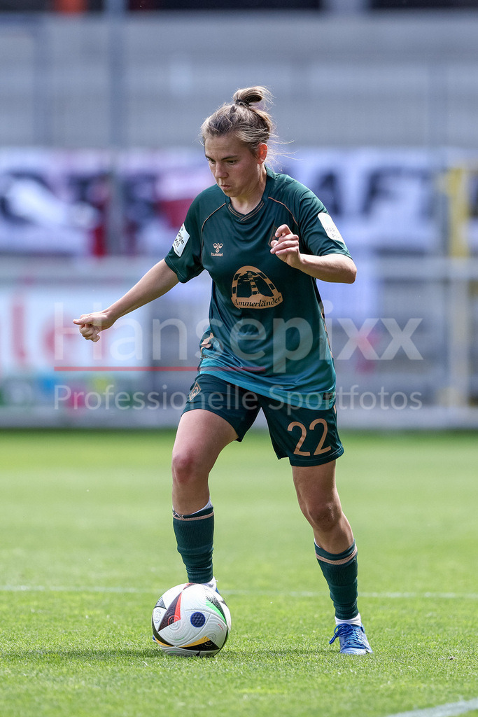 Fussball, Google Pixel Frauen-Bundesliga, SC Freiburg - SV Werder Bremen | Rieke Dieckmann (SV Werder Bremen, 22) am Ball, Freisteller, Einzelbild, Ganzkörper, Aktion, Action, Spielszene, DIE DFB-RICHTLINIEN UNTERSAGEN JEGLICHE NUTZUNG VON FOTOS ALS SEQUENZBILDER UND/ODER VIDEOÄHNLICHE FOTOSTRECKEN. DFB REGULATIONS PROHIBIT ANY USE OF PHOTOGRAPHS AS IMAGE SEQUENCES AND/OR QUASI-VIDEO.