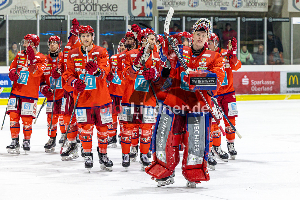 EC Peiting vs EV Füssen | Eishockey Oberliga Süd 2023/2024, EC Peiting vs EV Füssen, 20240112,
Peiting lässt sich feiern,
2024-01-12 in Peiting (Eisstadion)
30 Konrad FIEDLER (ECP Goali 30), 10 Daniel HOLZMANN (ECP 10), 9 Brett OUDERKIRK (ECP 9)
Copyright: WolfgangxLindner foto-lindner.de