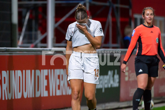 20241020NSZ_1916 | Musste mit gelb-rot vom Platz, Julia Mickenhagen (Bayer Leverkusen,No.12)DEU, Leverkusen, 20.10.2024 Fußball, Frauen, Google Pixel Frauen-Bundesliga, Saison 2024/2025, 7. Spieltag, Bayer 04 Leverkusen - FC Bayern MünchenDIE DFB-RICHTLINIEN UNTERSAGEN JEGLICHE NUTZUNG VON FOTOS ALS SEQUENZBILDER UND/ODER VIDEOÄHNLICHE FOTOSTRECKEN - Realisiert mit Pictrs.com
