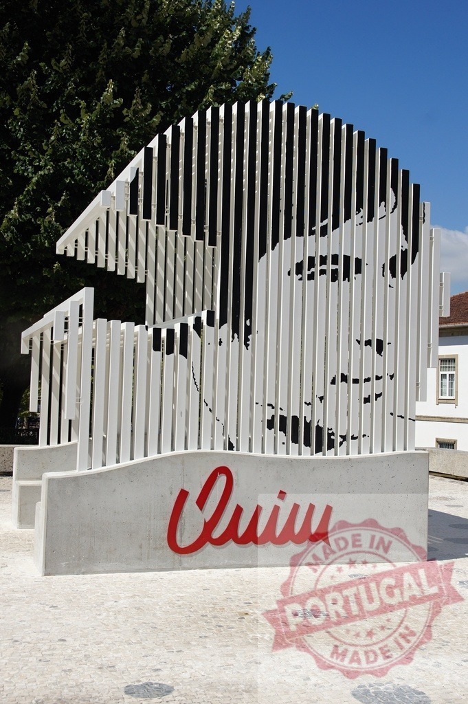 Monument to Eusébio in front of Estádio da Luz, Lisbon, Portugal | Modern monument dedicated to Eusébio, famous portuguese football player, located in front of Estádio da Luz in Lisbon, Portugal - Realisiert mit Pictrs.com