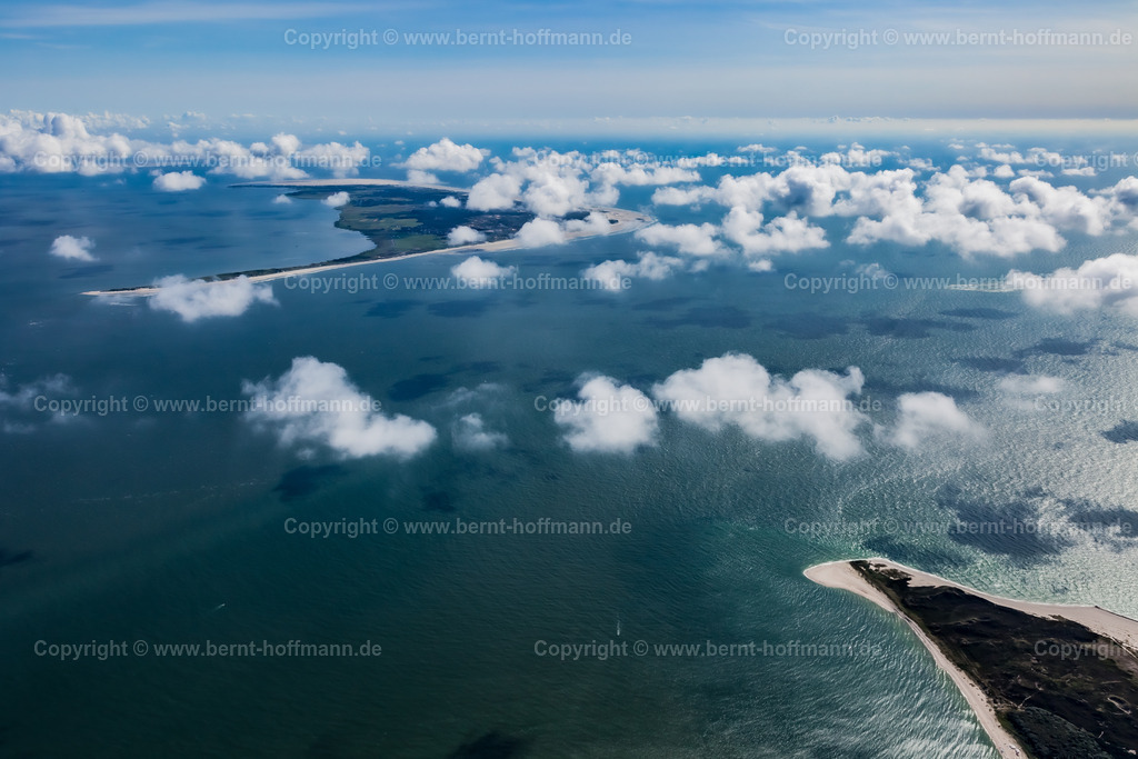 PLB_Sylt-Amrum-Blick_7335_90x60 | LUFTBILD. Wolkenhimmel zwischen Sylt und Amrum. __ Nordsee -Flug über den Wolken - zwischen den Inseln Sylt mit der Südspitze Hörnum-Odde - und der Insel Amrum. - Realisiert mit Pictrs.com