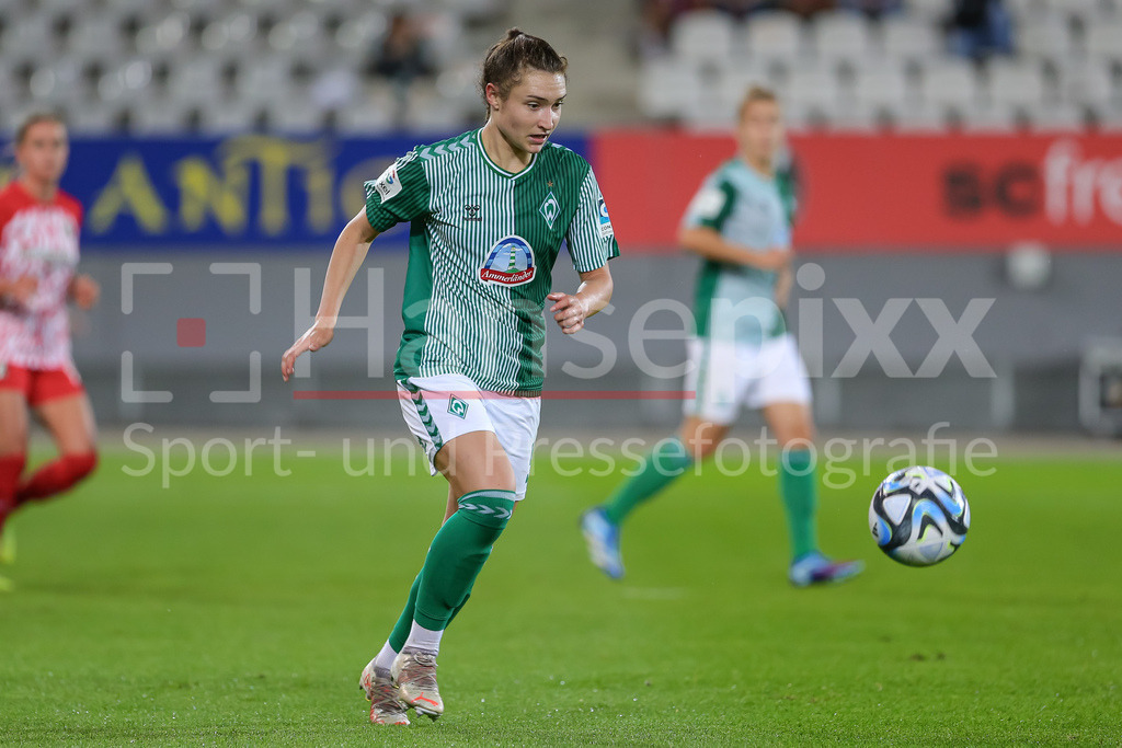 Fussball, Google Pixel Frauen-Bundesliga, SC Freiburg - SV Werder Bremen | v.li.: Sophie Weidauer (SV Werder Bremen, 9) am Ball, Einzelbild, Ganzkörper, Aktion, Action, Spielszene, DIE DFB-RICHTLINIEN UNTERSAGEN JEGLICHE NUTZUNG VON FOTOS ALS SEQUENZBILDER UND/ODER VIDEOÄHNLICHE FOTOSTRECKEN. DFB REGULATIONS PROHIBIT ANY USE OF PHOTOGRAPHS AS IMAGE SEQUENCES AND/OR QUASI-VIDEO.