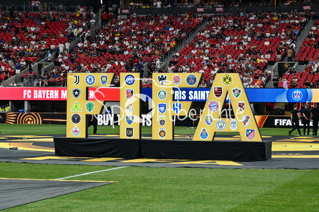 Paris Saint Germain - FC Bayern München | Die FIFA hat ein grosses Logo zum Viertelfinale nach Atlanta gebracht / Symbolbild / Symbolfoto / FIFA Club World Cup: Paris Saint Germain - FC Bayern Muenchen, Mercedes Benz Stadium am 05.07.2025 / NOT FOR SALE IN USA