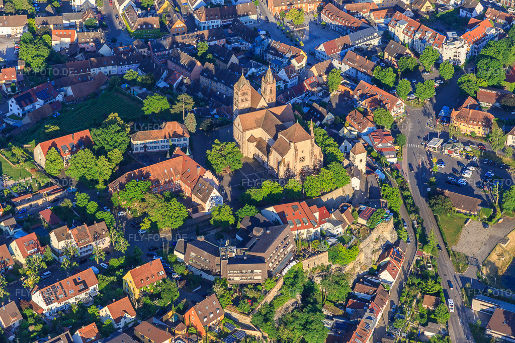 Luftbild: Breisacher Münster St. Stephan aus Nordosten in Breisach am Rhein im Bundesland Baden-Württemberg in Deutschland. – Foto: IMG_147851.jpg vom 30.05.2025 durch Werner Riehm/FLY-FOTO.de – Auflösung des Originals: 5472 x 3648 px – WWW.ST-STEPHAN-BREISACH.DE