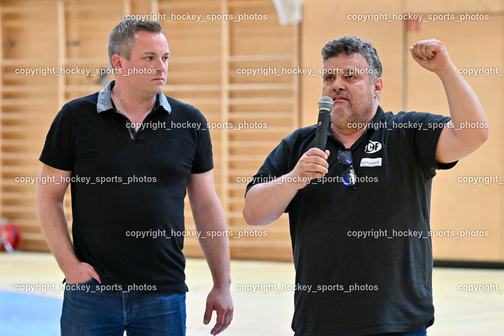 SC Ferlach Damen vs. WAT Atzgersdorf 18.5.2023 | Hallensprecher SC Ferlach Christian Kanzian, Assistentcoach Betreuer Sektionsleiter SC Ferlach Damen Buchbauer Wolfgang, Tränen in den Augen