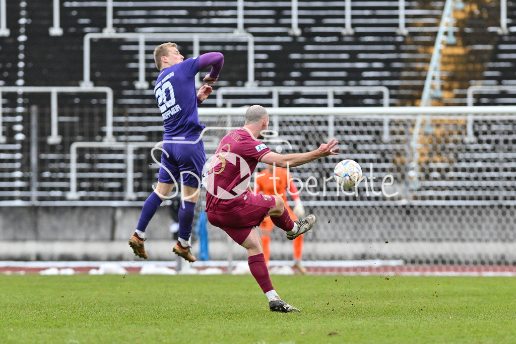 TSV Schwaben Augsburg - FC Augsburg II | im Duell Jonas GREPPMEIR (TSV #20) und Hendrik HOFGAERTNER (FC Augsburg II 28) / Zweikampf / Regionalliga Bayern: TSV Schwaben Augsburg - FC Augsburg II, Rosenaustadion am 23.11.2024