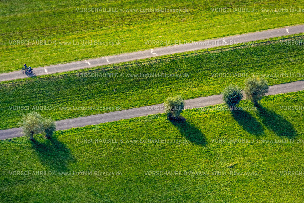 Wesel251004021 | Luftbild, Radweg und Radfahrer im Rheinvorland Perrich, grüne Wiesen und grüne Bäume, Büderich, Wesel, Niederrhein, Nordrhein-Westfalen, Deutschland