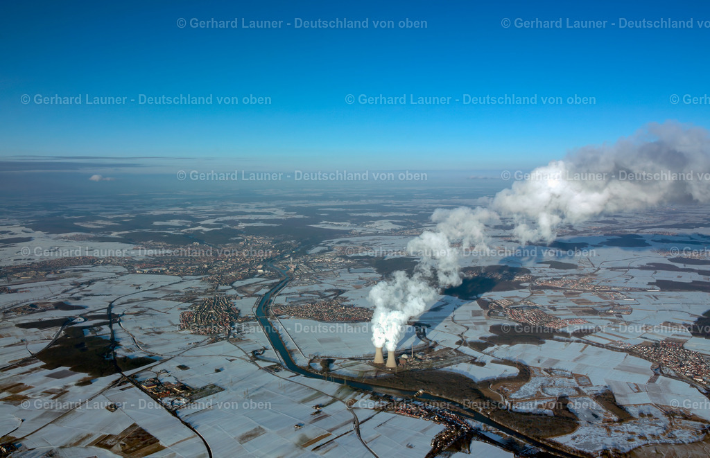 9200475 | Blick über die Unterfränkische Landschaft bei Schweinfurt mit dem Kernkraftwerk Grafenrheinfeld