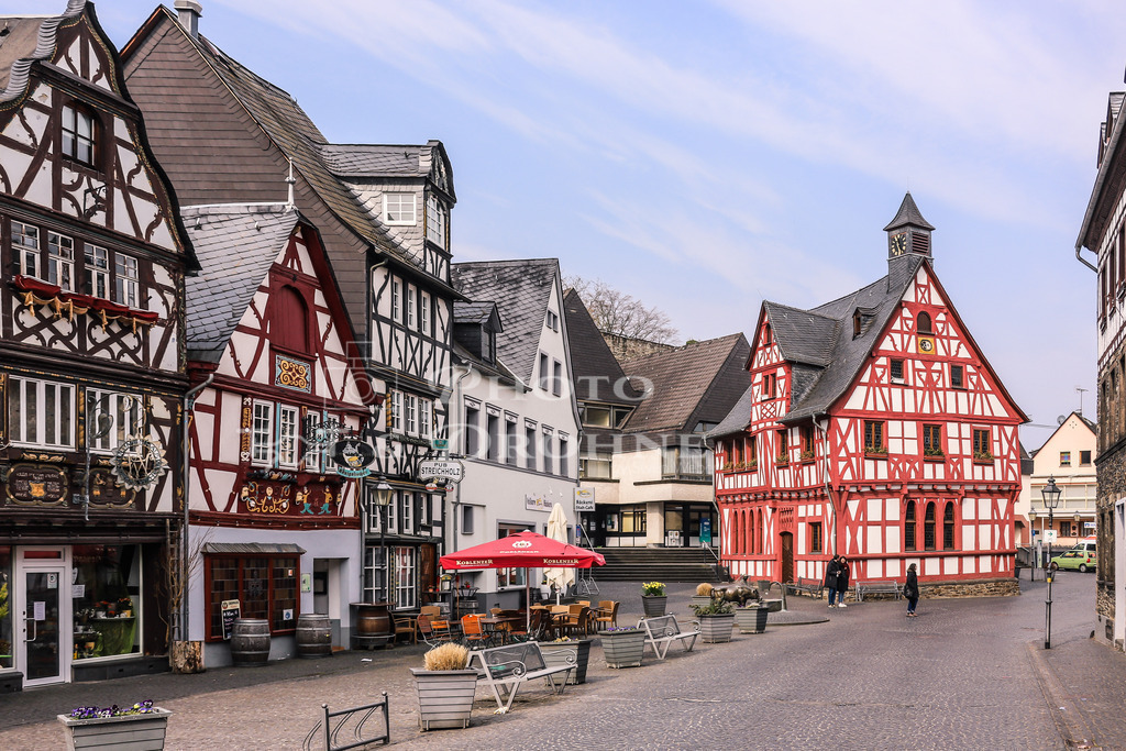 Rhens-5907 | Das alte Rathaus in Rhens ist das Wahrzeichen der Stadt. Der Fachwerkbau ist ein beliebtes Fotomotiv bei Foto-Touren. - Realisiert mit Pictrs.com