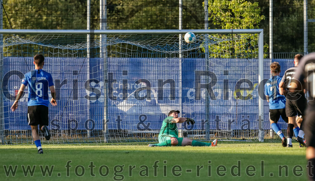 2023-07-14_046_FC_Langengeisling_gegen_FC_Velden-Eberspoint | Erding, Deutschland, 14.07.2023:
Fußball, Bezirksliga Oberbayern Ost 2023 / 2024, Testspiel, FC Langengeisling gegen FC Velden-Eberspoint, Endergebnis: 5:0

Denis Rexhepi (FC Velden-Eberspoint, #8), Torwart Michael Koch (FC Velden-Eberspoint, #1), Matthias Schopf (FC Velden-Eberspoint, #7)

Foto: Christian Riedel / fotografie-riedel.net