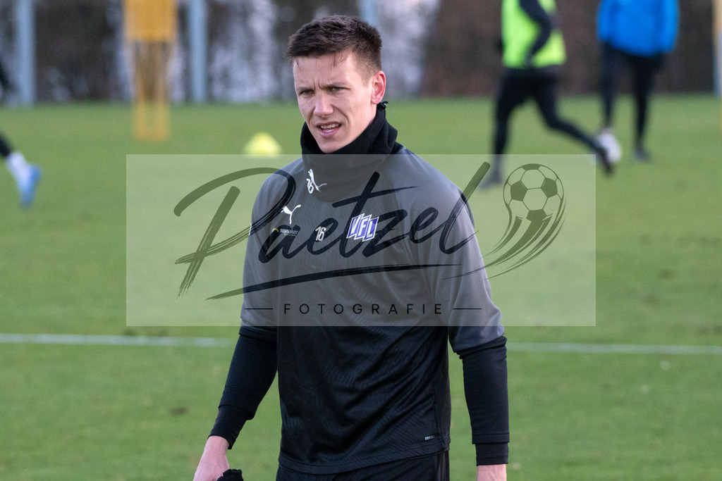 20200121_TRAOSN_0018 | Fußball, Herren: Thomas Konrad (VfL Osnabrück) schaut beim Training des VfL Osnabrück am 21.01.2020 im Sportpark Illoshöhe in Osnabrück, Deutschland.(Foto von Nico Paetzel) - Realisiert mit Pictrs.com