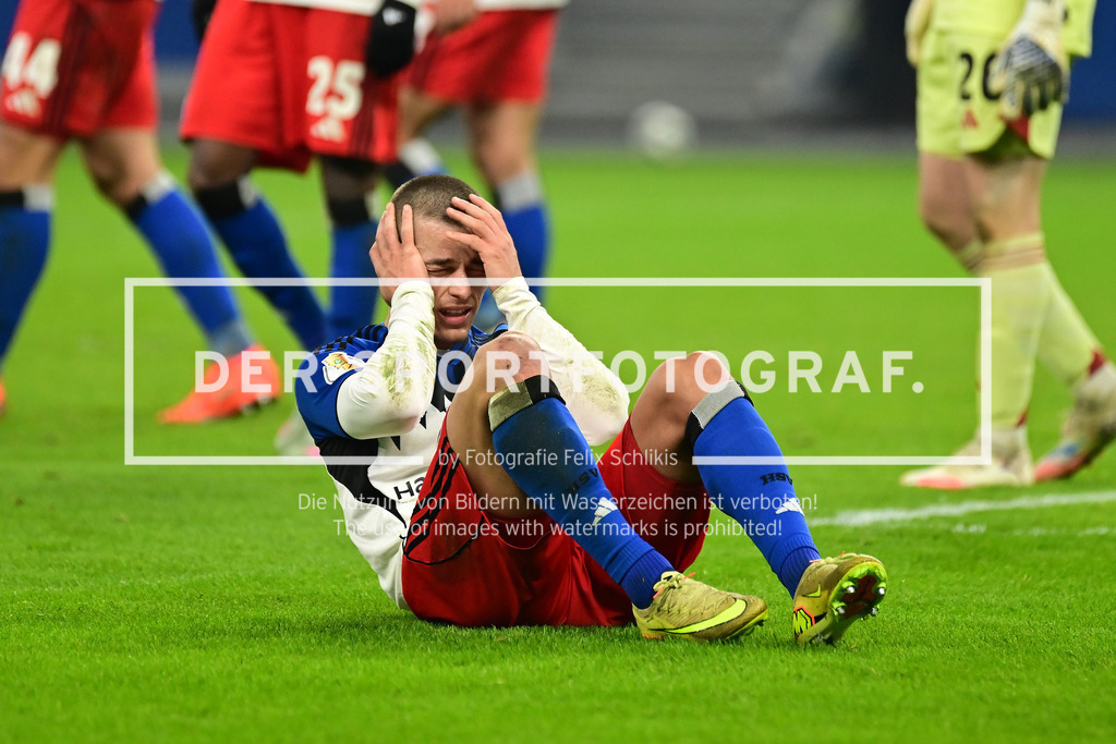 Fußball I Herren I Saison 2025-2026 I DFB-Pokal I Achtelfinale I Hamburger SV - Holstein Kiel I 40496 | Symbol, Symbolfoto, Symbolbild, Sinnbild, Bildsymbol, Darstellung, Signum, Beispielbild, Musterbild, Referenzbild, Beispielfoto, Stockfoto, Archivaufnahme, Demonstrationsfoto, Vergleichsbild: Kopfverletzung, Kopftreffer, Miro Muheim (28, Hamburger SV) - Realisiert mit Pictrs.com