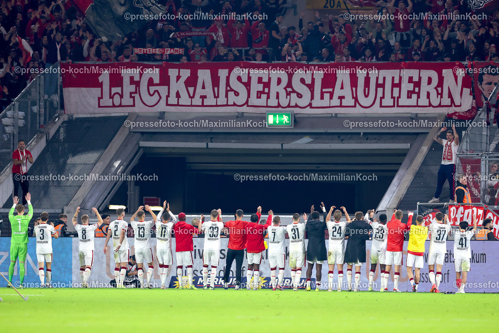 Due26102401102 | 26.10.2024, Fußball, Fortuna Düsseldorf - 1.FC Kaiserslautern, 2. Bundesliga, Merkur Spiel-Arena, Saison 2024 2025: Abschlussjubel nach dem 4:3 Sieg der Mannschaft vom DFB regulations prohibit any use of photographs as image sequences and or quasi-video.