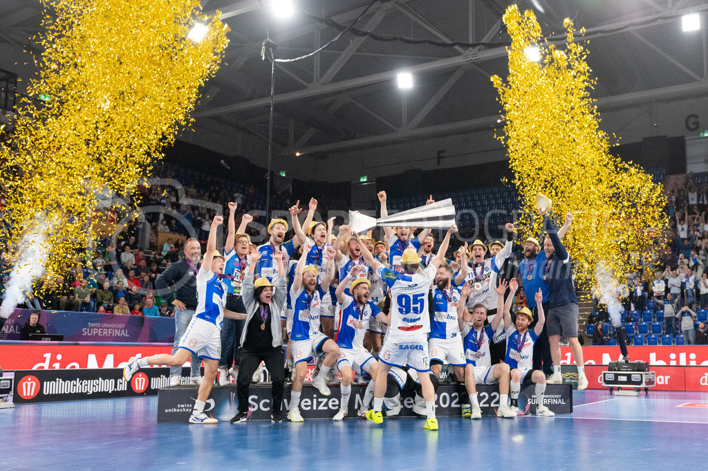 SV Wiler-Ersigen vs GC Unihockey - 23. April 2022 | SV Wiler-Ersigen vs GC Unihockey
Stimo Arena, Kloten
#95 Joel Rüegger (GC Unihockey) stemmt den Pokal des Schweizer Meister 2021/22 seinem Team entgegen.
Bild: Sportfotografie Markus Aeschimann | www.markus-aeschimann.ch - Realisiert mit Pictrs.com
