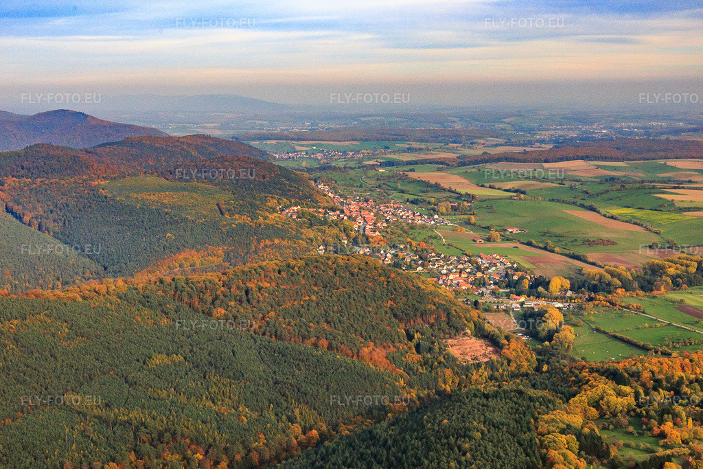 Vue aérienne: Vue de la ville depuis l'ouest à Rothbach dans le département Bas Rhin, France – .Photo: IMG_084815.jpg prise le 24/10/2015 par Werner Riehm/FLY-FOTO.eu – Résolution de l'original: 5283 x 3522 px
