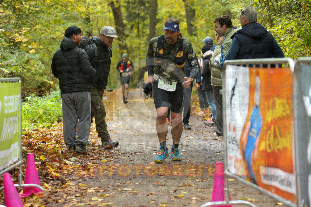 251026_1336_EX1_3736 | Sportfotografie im Rhein-Sieg Kreis, Köln, Bonn, NRW, Rheinland Pfalz, Hessen, etc. Unser Tätigkeitsfeld umfasst den Laufsport vom Volkslauf über den Marathon, Duathlon, Triathon bis zum Ultralauf wie Kölnpfad Ultra oder Schindertrail.