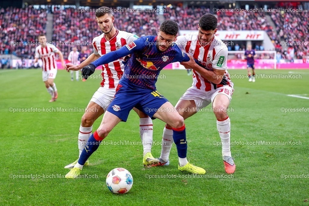 1FC08022601044 | 08.02.2026, Fußball, 1. FC Köln - RB Leipzig, 1. Fußball Bundesliga, 21. Spieltag, RheinEnergie-STADION, Saison 2025 2026: Romulo Jose Cardoso da Cruz (RB Leipzig #40) im Zweikampf gegen  Tom Krauß&nbsp;(1FC Koeln #05) Cenk Özkacar&nbsp;(1FC Koeln #39)  DFB regulations prohibit any use of photographs as image sequences and or quasi-video.