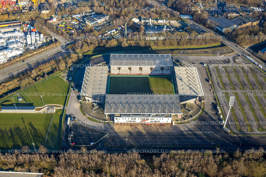 Essen241201657RWE-StadionAnDerHafenstrasse | Luftbild, Fußballstadion an der Hafenstraße des Clubs Rot-Weiss Essen,3. Bundesliga , Essen-Borbeck, Tribünen, ,Essen, Ruhrgebiet, Nordrhein-Westfalen, Deutschland