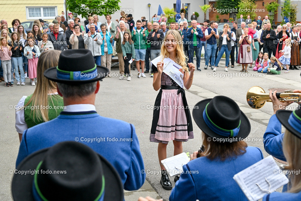 Hohenzell_ Empfang Miss Austria 2023_ Valentina Bleckenwegner_ 02.07.2023-22 | 02.07.2023, Hohenzell, AUT, Empfang Miss Austria 2023, Valentina Bleckenwegner, im Bild Valentina dirigiert die Musikkapelle Hohenzell