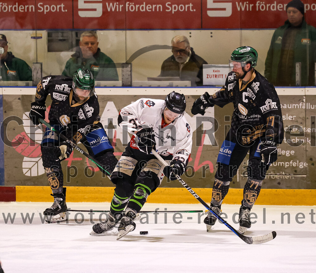2024-03-15_035_TSV_Erding_gegen_EHC_Koenigsbrunn | Erding, Deutschland, 15.03.2024:
Eishockey, Bayernliga Playoffs 2023 / 2024, 3. Spieltag, TSV Erding gegen EHC Königsbrunn, Endergebnis: 3:4 n. V.

Michael Trox (Erding Gladiators, #86), Peter Brückner (EHC Königsbrunn, #33), Philipp Michl (Erding Gladiators, #77)

Foto: Christian Riedel / fotografie-riedel.net