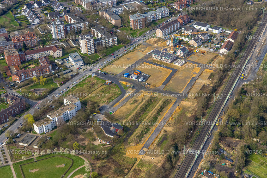 Voerde240309134 | Luftbild, Voerder Feld Baugebiet Wohnquartier LIVE GREEN VOERDE Friedrichsfelder Straße an der Bahnlinie, Ausbau der Betuweroute und Betuwe-Linie Eisenbahnstrecke, Baustelle mit Schallschutzwand, Voerde, Nordrhein-Westfalen, Deutschland