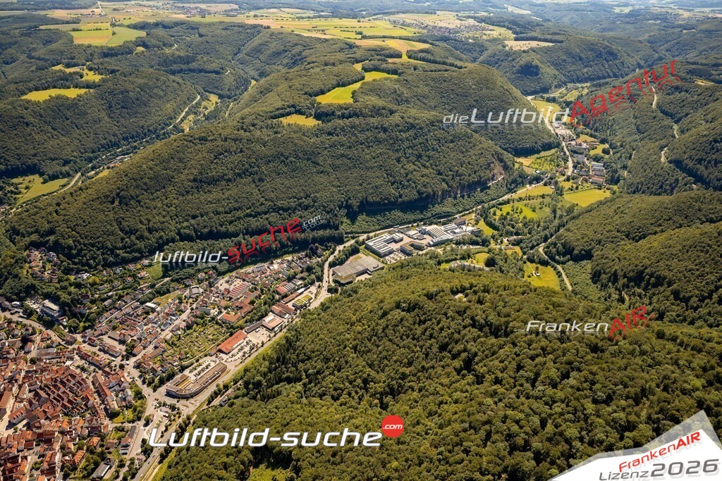 Das Luftbild zeigt :  Bad Urach - Die Luftaufnahme wurde 2024 vom UL-Flugzeug aus erstellt ( keine Drohne ) - Hochauflösende Luftaufnahme - Für grossformatige Ausdrucke geeignet. Die Geschenkidee !Mit Lizenz und Bildrechte bestellbar