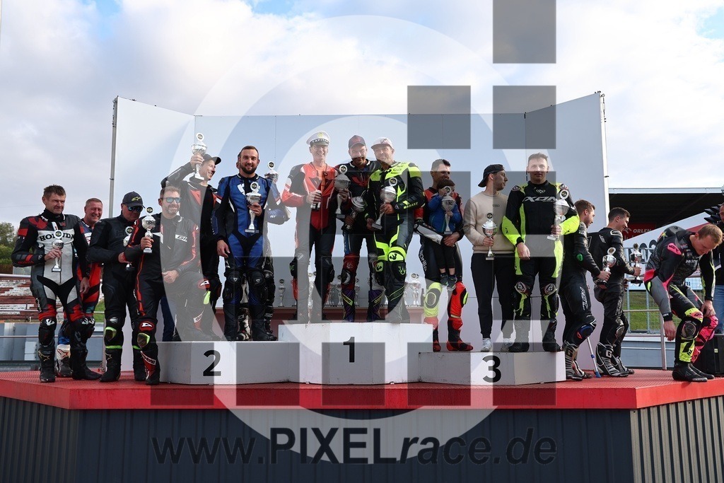 social-20250823_07968 | Schöne Erinnerungen an spannende Momente - das festzuhalten ist unser Job. PIXELrace.de ist seit 2003 auf den Rennstrecken Europas unterwegs um die Action draußen beim Fahren und die wunderbare Stimmung imm Fahrerlager für euch einzufangen.
