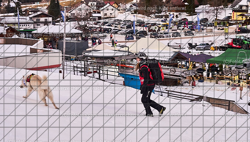 _ALP8006_NACHTderBALLONE_Bergrettung_Phenix_Baier Julia | ... mit dem Ballonsportclub Ötscherland aus Wieselburg, der Bergrettung Lackenhof mit einer Schauübung, der Perchtengruppe 'Gaminger Ötscherteufeln' und dem Musikverein Lackenhof, die Ballonfahrer spendeten ihre Gage in diesem Jahr dem schwer verunglückten Gerald Bernreiter alias 'KLEX' der erst nach der ReHa und einem Umbau seines Hauses in Lackenhof frühestens im Mai 2026 wieder nach Hause kommen kann, So 28. Dezember 2025.