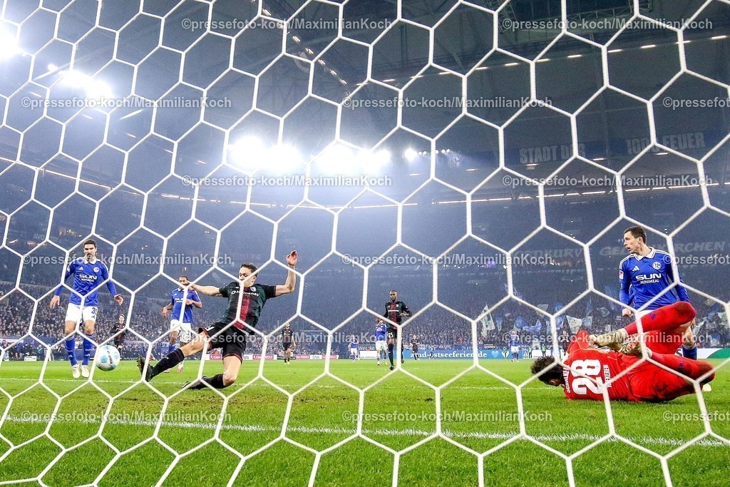 S0401022501088 | 01.02.2025, Fußball, FC Schalke 04 - 1. FC Magdeburg, 2.. Fußball Bundesliga, 20. Spieltag, Veltins-Arena Gelsenkirchen, Saison 2024 2025: Torwart Justin Heekeren (S04 #28) im Tor gegen den einschiebenden Torschützen Martijn Kaars (1.FC Magdeburg #9) der zum 3:0 für Magdeburg trifft. DFB regulations prohibit any use of photographs as image sequences and or quasi-video.
