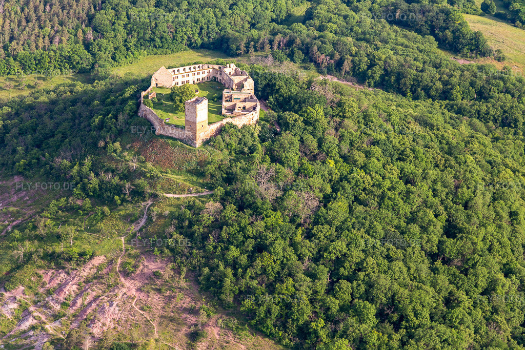 Luftbild: Burg Gleichen im Ortsteil Wandersleben in Drei Gleichen im Bundesland Thüringen in Deutschland. Foto: IMG_007677.jpg vom 15.06.2021 durch Werner Riehm/FLY-FOTO.de